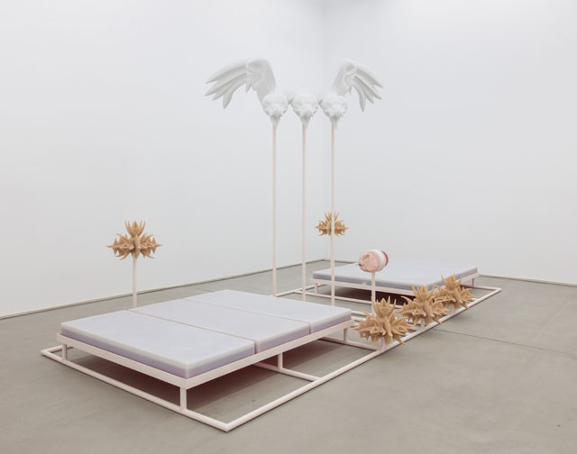 Marguerite Humeau. HARRY II (BODY), 2017. Polystyrene, resin, fibreglass, white paint, acrylic parts, sprayed metal stand, water tanks, *raptors* – sourced on an anti-climbing security systems website – cast in artificial human skin, rubber, glass artificial Blood-sucking organ, artificial human blood, sound. Photograph: Stan Narten, JSP. Courtesy the artist and C L E A R I N G New York / Brussels.