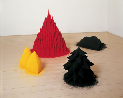 Anish Kapoor. <em>White Sand, Red Millet, Many Flowers</em>, 1982. Mixed media and pigment, 101 x 241.5 x 217.4 cm. Arts Council Collection, Southbank Centre, London. © the artist 2011.