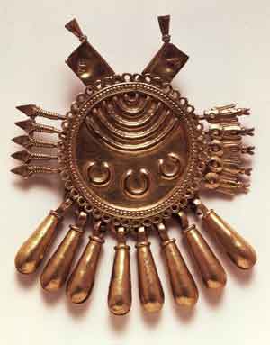 Shield pendant, c. 1500, Aztec-Mixtec. Gold with silver and copper, 
              10.5 x 8.5 cm. Baluarte de Santiago, Veracruz, CONACULTA-INAH. Photo 
              Michel Zabe