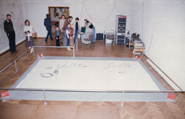 Harold Cohen’s Drawing Machine at the Stedelijk Museum, in Amsterdam, in 1977. Courtesy Harold Cohen’s archive.