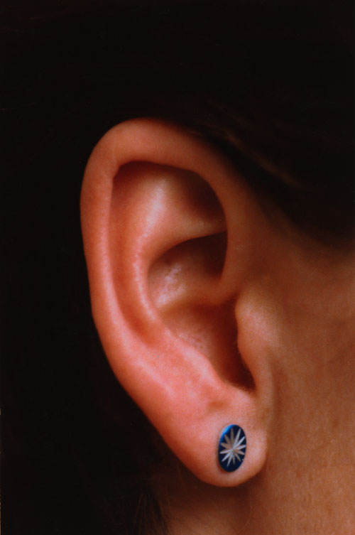 Isa Genzken. Ohr (Ear), 1980. Chromogenic colour print, 175.3 × 118.1 cm. Collection Museum of Contemporary Art Chicago, gift of Mary and Earle Ludgin by exchange. Courtesy the artist and Galerie Buchholz, Cologne/Berlin. © Isa Genzken.