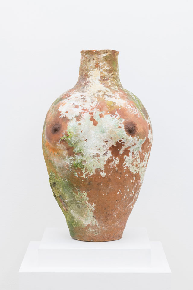 Clementine Keith-Roach. Lac, 2018. Ceramic, plaster, paint, 52 x 34 x 32 cm.