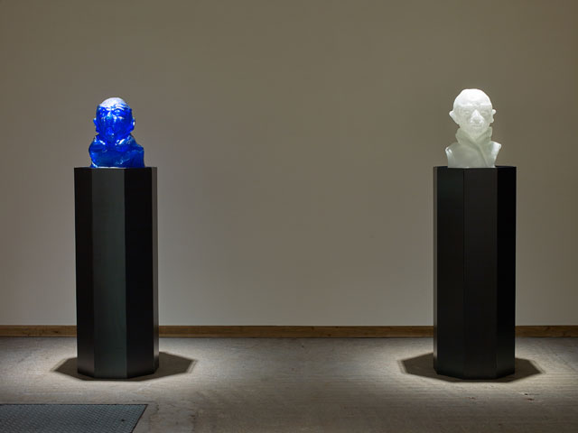 Thomas Schütte. Berengo Heads Nr. 11, 2011. Murano glass, steel, 42 x 37 x 36 cm, 48 x 36 x 32 cm (heads), 130 x 50 x 50 cm (each plinth). Courtesy the artist and Frith Street Gallery, London. Photograph: Steve White.