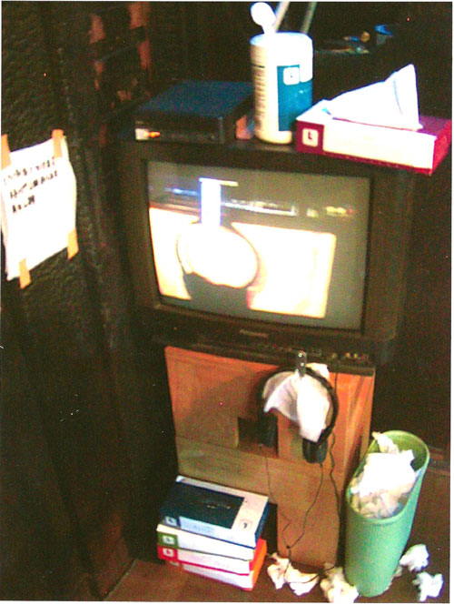 Yoshihito Mizuuchi. Before after, 2011. Headphones, tv, dvd, tissue, 100 x 100 x 100 cm.