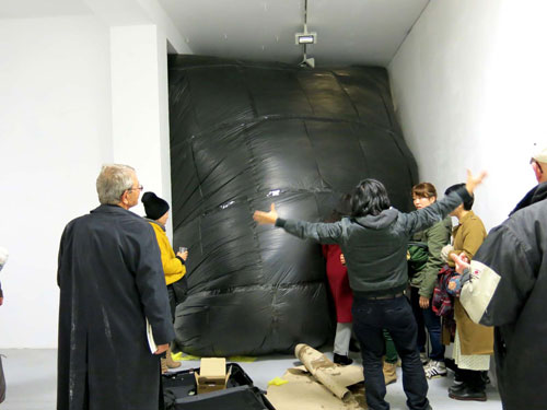 Yoshihito Mizuuchi. Zwei Danke Kassenbon, 2012 (installation view 3). 500 garbage bags, blower, dimensions 30 cubic metres approx.