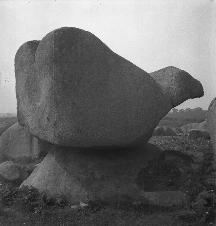 Eileen Agar, Photograph of Bum and thumb rock in Ploumanac’h, 1936. Black and white negative, 16.3 × 11.8 cm. © Tate Images.