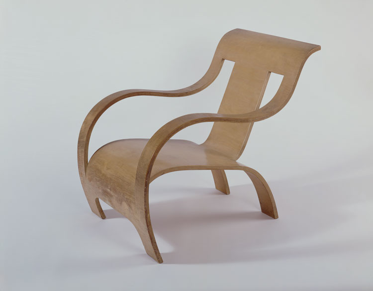 Gerald Summers. Armchair, 1934. Manufactured by Makers of Simple Furniture. Moulded 13-ply birch plywood. © Sainsbury Centre, University of East Anglia.