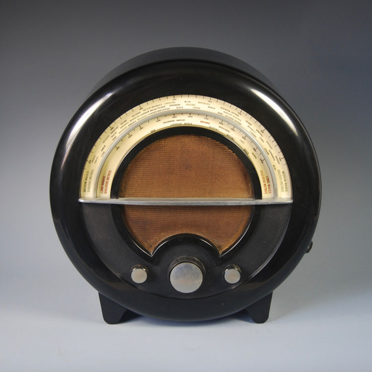 Wells Coates. ECKO AD-76 circular radio. Bakelite, 1935. © John Clark.