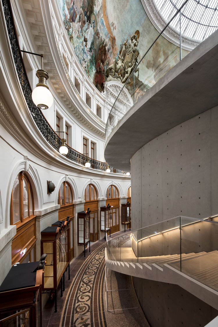 Bourse de Commerce (Passageway with 19th-century vitrines) – Pinault Collection. © Tadao Ando Architect & Associates, Niney and Marca Architects, Agency Pierre-Antoine Gatier. Photo: Patrick Tourneboeuf.