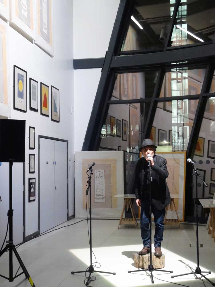 Henri Chopin: The (Almost) Complete Books, Zines and Multiples (1957-2007), the Leicester Gallery, De Montfort University, Joël Hubaut in performance on 29.11.2021. Photo: Frédéric Acquaviva.