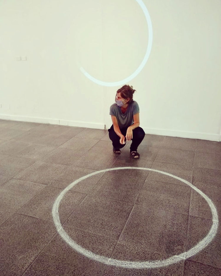 Ivana Vollaro. Single-channel video and chalk on the floor, 2020–2021. Dimensions variable. Photo: Silvia Dolinko.