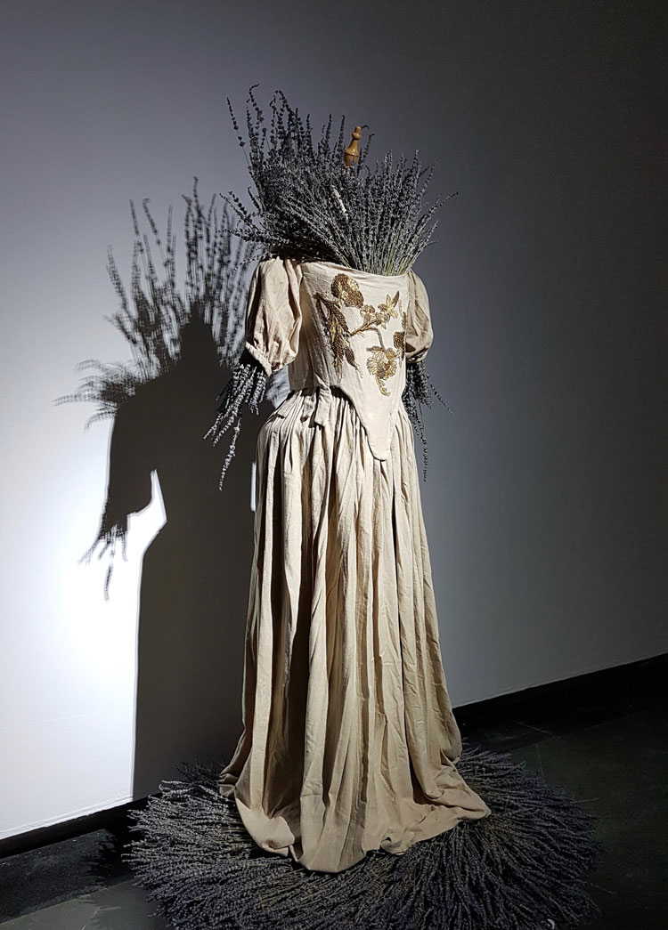 Anna Dumitriu. Plague Dress, 2018. Photo © Anna Dumitriu.