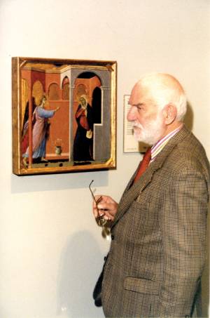 Sir Anthony Caro looking at Duccio’s Annunciation at the National Gallery in 2000. © Courtesy the Caro family.