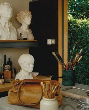 Celia Scott’s studio, 2000. Plaster casts, clockwise from below: MJ Long, Richard Meier, Celia Scott. Photo © Peter Cook