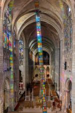 Stephen Dean, Crescendo, 15-metre-high glass ladder. Installation view at Saint-Denis Cathedral Basilica in Paris, September 2023 – January 2025. © Stephen Dean, courtesy the artist and Noirmont art production.