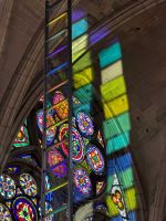 Stephen Dean, Crescendo, 15-metre-high glass ladder. Installation view at Saint-Denis Cathedral Basilica in Paris, September 2023 – January 2025. © Stephen Dean, courtesy the artist and Noirmont art production.