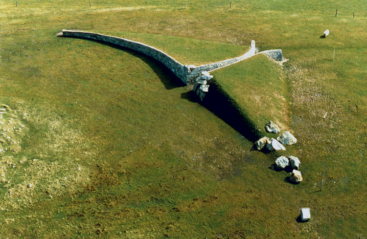 Marian O’Donnell. Acknowledgement, 1993. Earth and gneiss stone, length 50 m (164 ft). Claggan Island. Photo: Mayo County Council/Eamonn O'Boyle