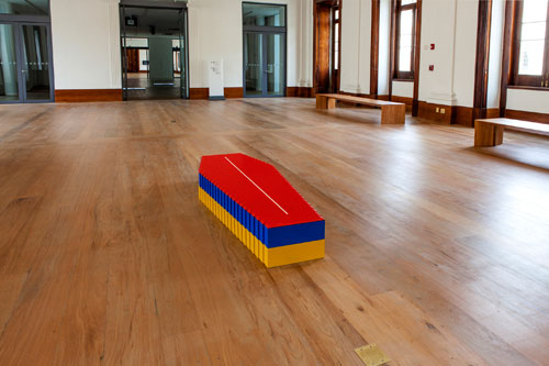 Fernando Arias. Lego Coffin (Homage to the Children of the Drug War), 2000. Lego and plywood, 28.5 x 190.5 x 70 cm. Daros Latinamerica Collection, Zürich. Photo: Foto Sergio Araujo. © collecting agency!