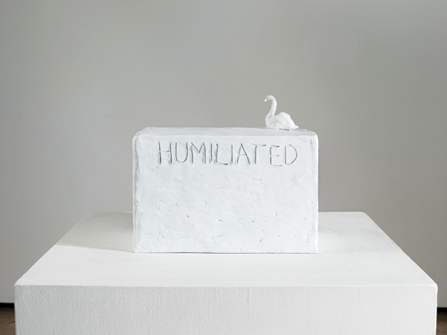 Tracey Emin. Humiliated, 2013. Bronze with white patina, 21.6 × 31.8 × 19.1 cm. Courtesy the artist and Lehmann Maupin, New York and Hong Kong. © Bildrecht, Vienna 2015.