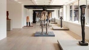 Encounters: Giacometti x Huma Bhabha, installation view, Barbican Art Gallery, 8 May - 10 August 2025. © Max Creasy / Barbican Art Gallery.
