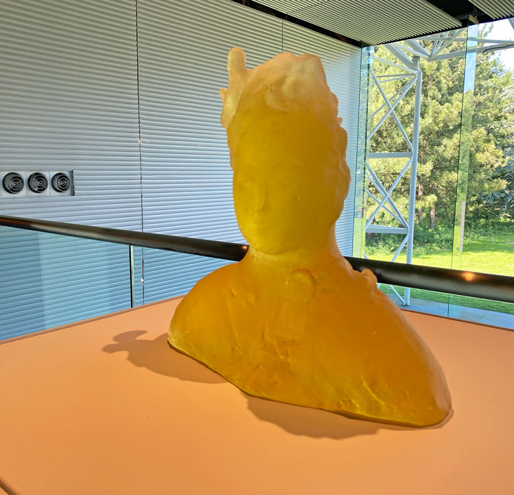 Leiko Ikemura. Yellow Figure with Hummingbird, 2020. Cast glass. Studio Ikemura, Berlin, Germany. Installation view, Leiko Ikemura: Usagi in Wonderland, Sainsbury Centre, UEA, Norwich. Photo: Martin Kennedy.