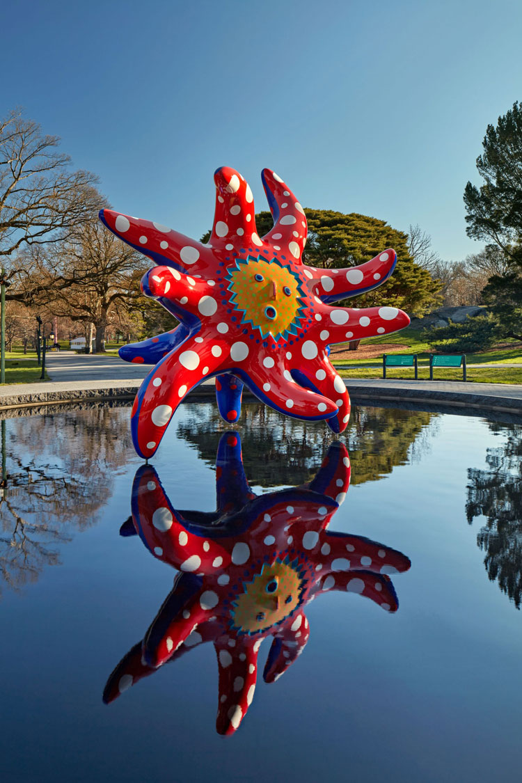 Yayoi Kusama. I Want to Fly to the Universe, 2020, The New York Botanical Garden. Urethane paint on aluminum, 157 3/8 x 169 3/8 x 140 1/8 in (400 x 430 x 356 cm). Collection of the artist. Courtesy of Ota Fine Arts and David Zwirner. Photo: Robert Benson Photography.