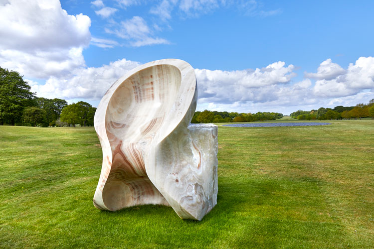 Anish Kapoor. Eight Eight, 2004, onyx. Courtesy the artist and Lisson Gallery. © Anish Kapoor. All rights reserved DACS, 2020. Photo: Pete Huggins.
