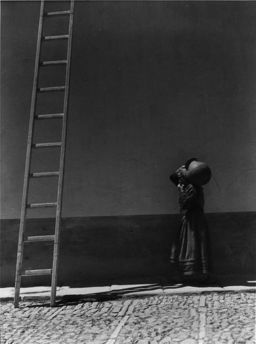 Manuel Alvarez Bravo. Large Ladder, 1932. Gelatin silver print. © Colette Urbajtel/Asociación Manuel Álvarez Bravo.