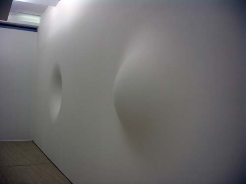 Anish Kapoor. <em>When I am pregnant</em>, 1992, fibreglass and paint, 198 x 152 x 15 cm and Sister piece of When I am pregnant, 2005, fibreglass and paint, 198 x 152 x 15 cm. Installation view