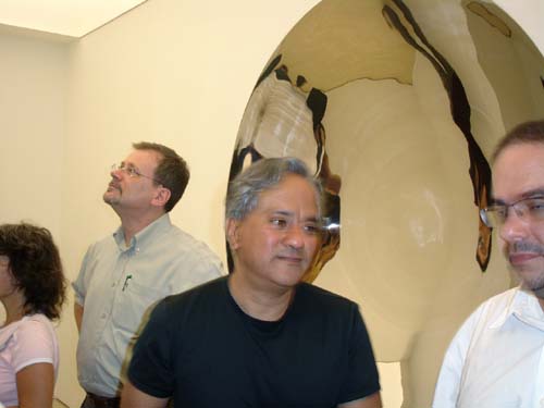 Anish Kapoor stops before his <em>Double mirror</em>, 1998. <em>Double Mirror</em>, 1998, stainless steel, two parts, 200 x 200 cm (each)