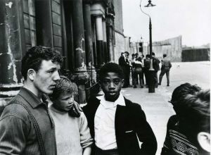 Roger Mayne. Men and Boys, Southam Street, London 1959. Vintage gelatin silver print, 18.5 x 27 cm. © Roger Mayne Archive / Mary Evans Picture Library.
