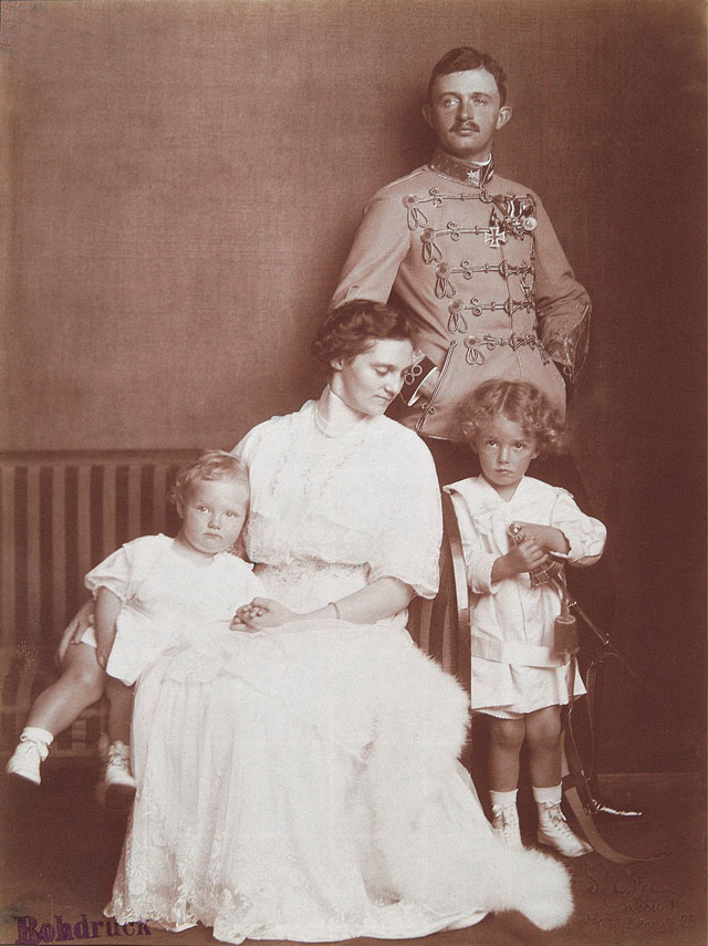 Dora Kallmus. Archduke Karl and Archduchess Zita with their children Otto and Adelheid. Photo: Austrian Archives/ IMAGNO/ picturedesk.com