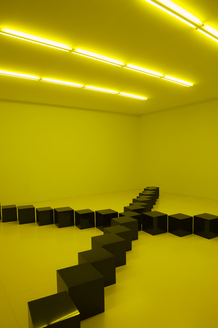 Bruce Nauman. Black Marble Under Yellow Light, 1987. Light installation and black marble blocks, 38 x 500 x 600 cm. la Caixa Collection. Contemporary Art © Nacho López. © ARS, NY and DACS, London 2020.