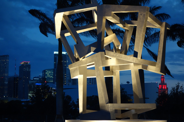 Jedd Novatt, Chaos SAS, 2013. Stainless steel, 440 x 420 x 265 cm. Permanent installation at Pérez Art Museum, Miami.