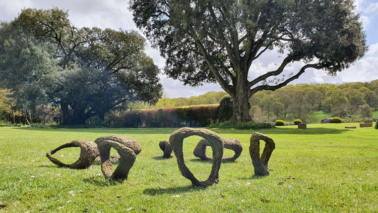 Nicholas Pope. Iron Holes, 1978-2014. Cast iron, seven parts, dimensions variable, maximum height 42 cm. © The Artist, Courtesy: New Art Centre, Wiltshire & The Sunday Painter.
