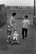 Keith Pattison. Police operation to get the first returning miner into the pit. Joanne, Gillian and Kate Handy with Brenda Robinson, Easington Colliery, Durham, 24 August 1984. © Keith Pattison.