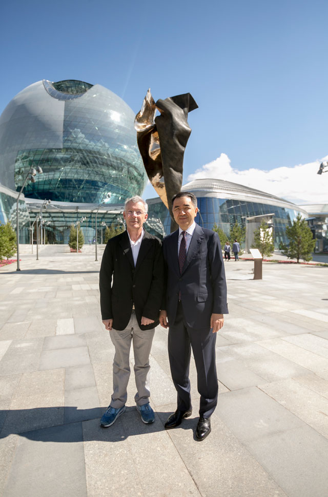 Andrew Rogers with Bakytzhan Sagintayev, The Prime Minister of Kazakhstan, in front of I AM–ENERGY.