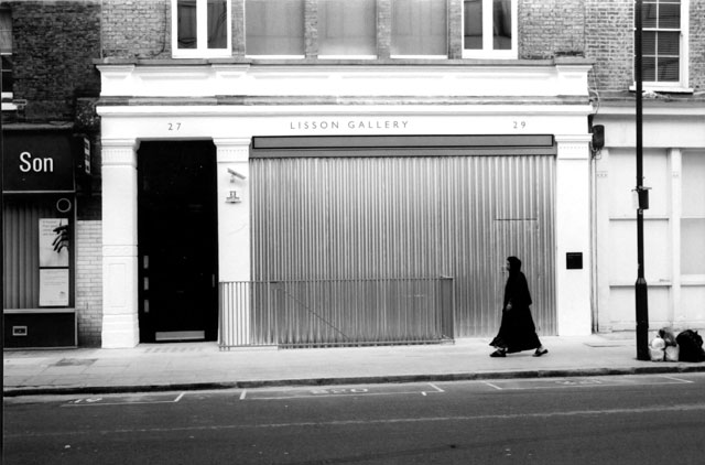 Santiago Sierra. Space closed off by corrugated metal (Lisson Gallery, London, UK, 2002). © Santiago Sierra; Courtesy Lisson Gallery