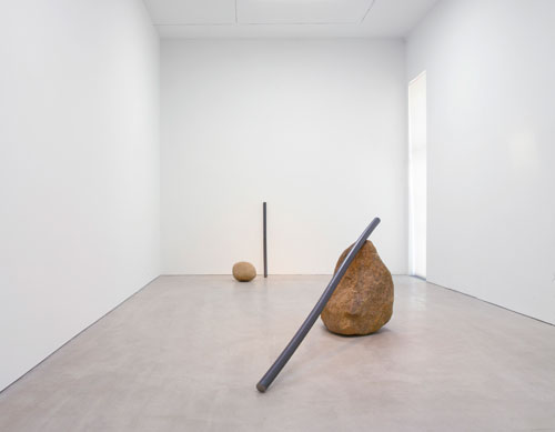 Lee Ufan. Foreground: Relatum – the cane of titan, 2015. Steel and stone, 34 x 36 x 36 in (86.4 x 91.4 x 91.4 cm), stone 9' 10 1/8