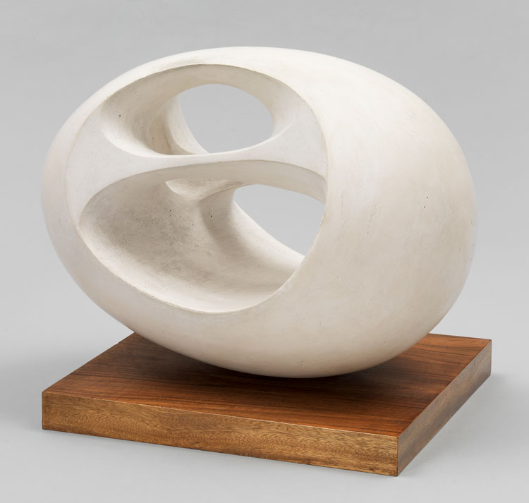 Barbara Hepworth. Oval Sculpture (N°2), 1943, cast 1956. Plaster on wooden base, 29.3 x 40 x 25.5 cm. Tate, presented by the artist, 1967. © Bowness. © Tate.