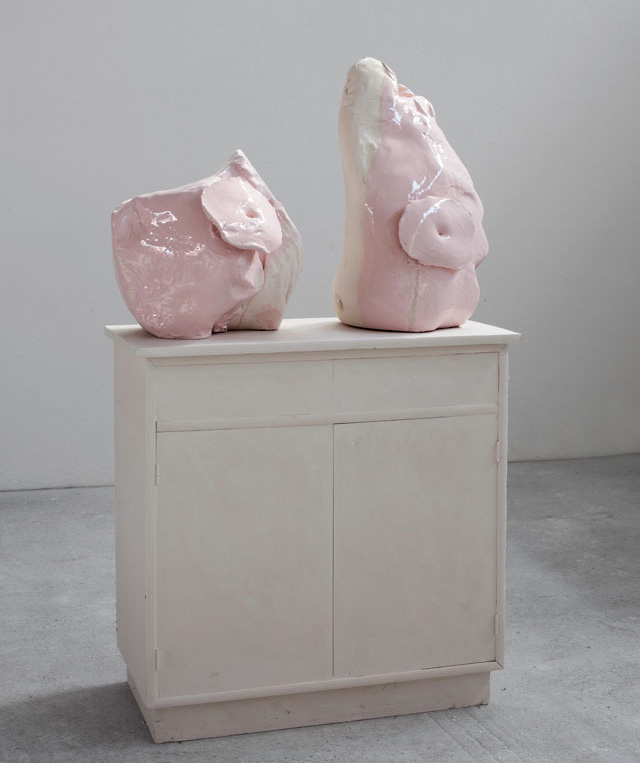 Erwin Wurm, Double Navel, 2018. Ceramic, glaze (ceramics), acrystal (pedestal), 140 x 81 x 45 cm. Courtesy Galerie Thaddaeus Ropac, London, Paris, Salzburg. © Erwin Wurm/DACS, 2019.