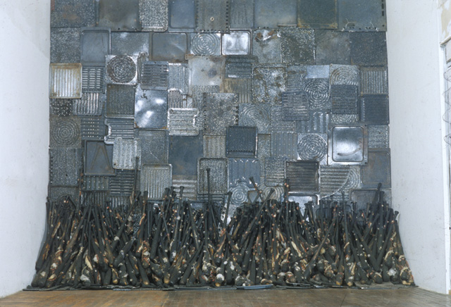 Nari Ward. Iron Heavens, 1995. Oven pans, ironed sterilized cotton, and burnt wooden bats, 140 x 148 x 48 in (355.6 x 375.9 x 121.9 cm). Installation view: Nari Ward: Sun Splashed, Pérez Art Museum Miami, 2016. Collection Jeffrey Deitch. Courtesy the artist and Lehmann Maupin, New York, Hong Kong, and Seoul. Photo: Studio LHOOQ.