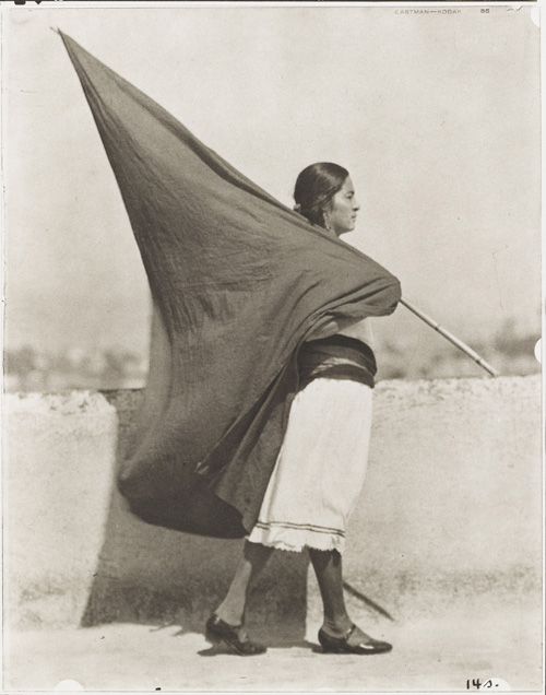 Tina Modotti. Woman with Flag, 1928. Tirage argentique, tirage 1976 par Richard Benson, 24.9 x 19.7 cm. Museum of Modern Art (MoMA), New York. Courtesy of Isabel Carbajal Bolandi © 2014. Digital image, The museum of Modern Art, New York/Scala, Florence.
