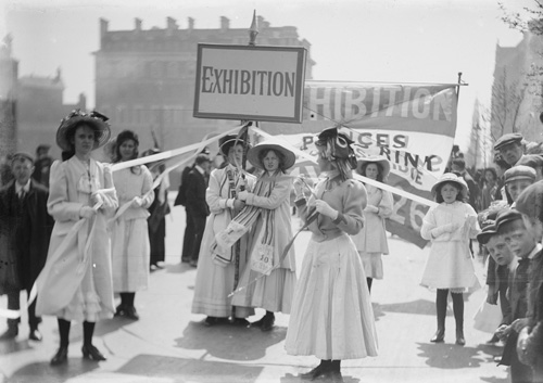 Christina Broom. Young suffragettes promoting the Women’s Exhibition in Knightsbridge, London, May 1909. Photomechanical (postcard). London, Museum of London © Christina Broom/Museum of London.